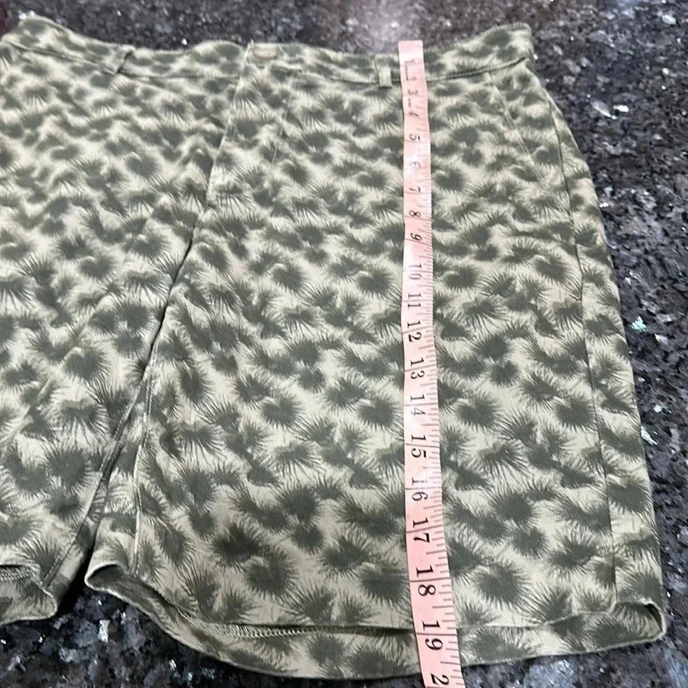 DKNY men’s patterned shorts - Picture 7 of 9